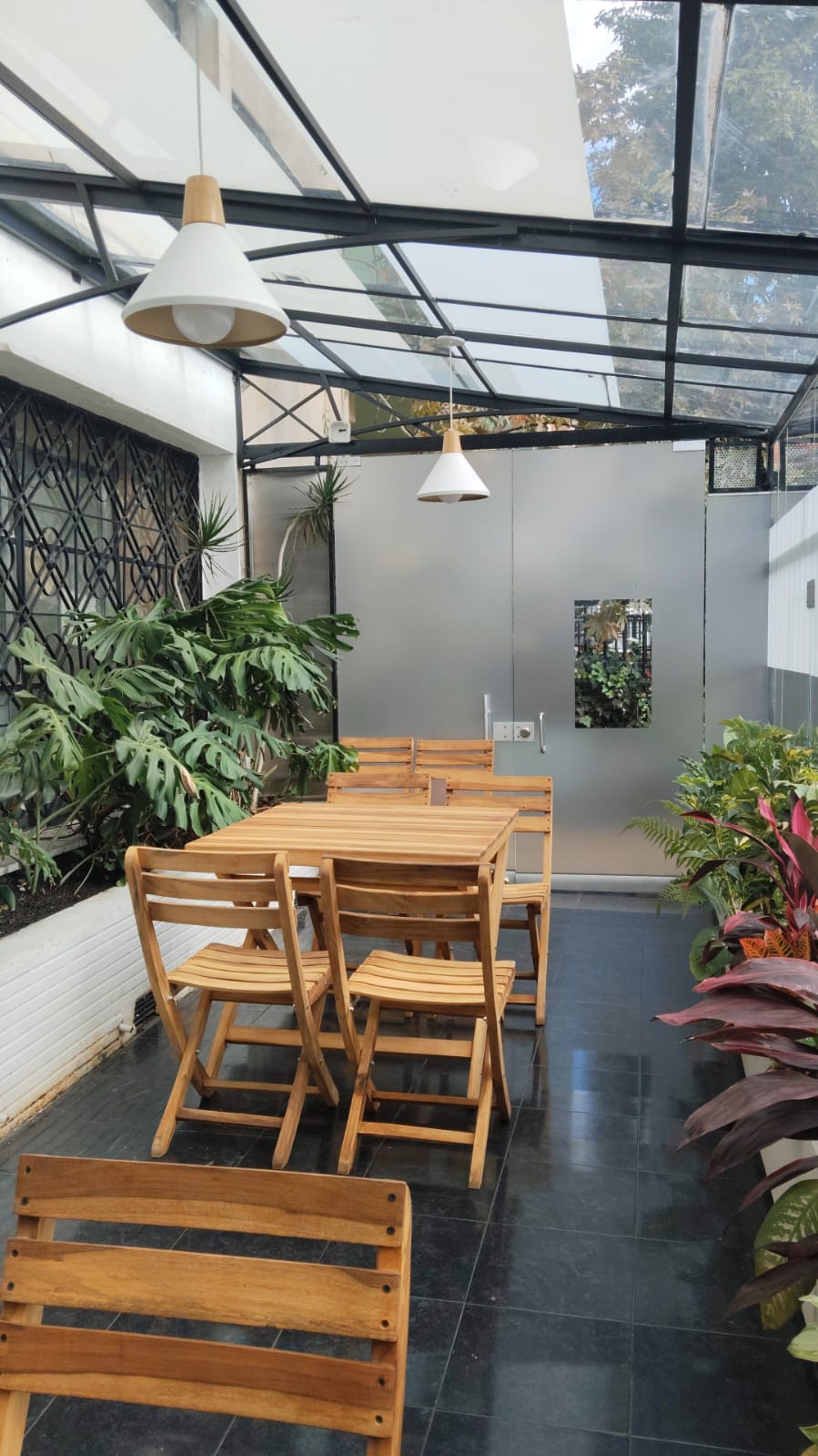 Zona coworking con plantas