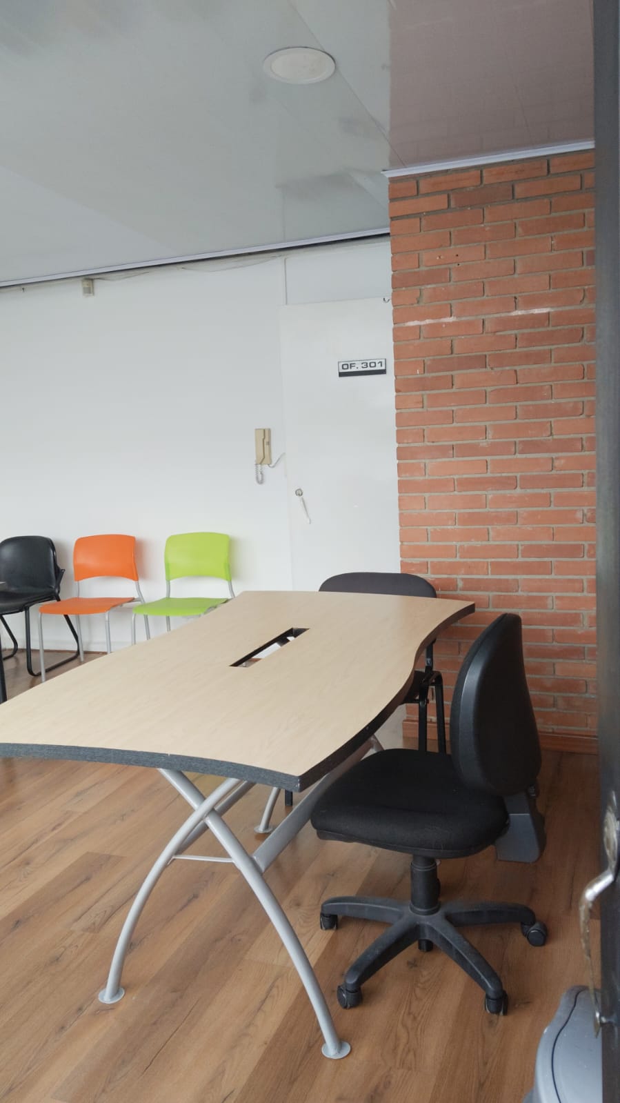 Oficina 301 con mesa y sillas